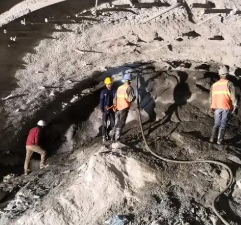 尉犁拱顶带模注浆料的施工流程及注意事项